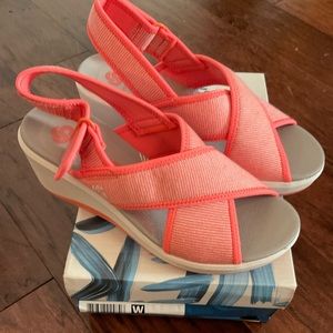 Clark’s CloudSteppers Womens size 6 sandals CORAL color